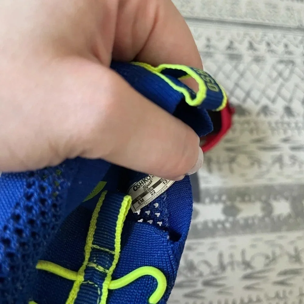 🦋 Clearance Toddler size 6 water shoes OshKosh‎